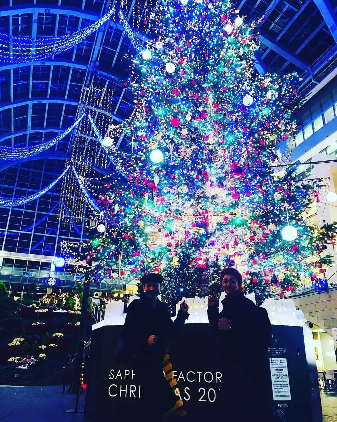 美川憲二さんのインスタグラム写真 - (美川憲二Instagram)「私が日本で一番好きな❤️  札幌ファクトリーさんの クリスマスツリーで🎄😍💓💓💓  🎄MerryChristmas🌲🎅🎁✨✨✨✨✨✨✨✨✨✨  やっぱり、北海道の冬のイルミネーションは‼️ 素晴らしいです😍🥰✨✨✨✨✨✨✨✨💕💕💕💕💕💕💕💕💕💕💕💕  今年は見れませんでしたが😭😭  来年こそは、この素晴らしいツリー🎄が見れますように 願うばかりです🙏✨✨✨✨ #sapporofactory  #クリスマスツリー #日本一綺麗よ #また見れますように🙏  #コロナ収束を願います  #merrychristmas  #美川憲一 #美川憲二 #ヒデコフランセスカ  #オネェ系 #ものまね」12月25日 13時10分 - mikawakenji