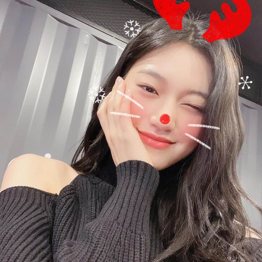 Weki Mekiのインスタグラム：「여러분 안녕하세요 도연입니다! 여러분 해피 크리스마스 보내세요  산타에게 선물도 받으세요🎁 안녕!  #위키미키 #WekiMeki #김도연 #KimDoYeon #❄」
