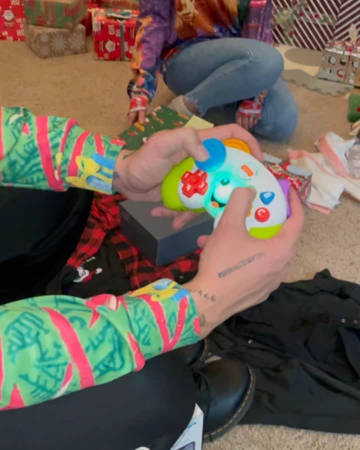 ロジックのインスタグラム：「Little Bobby’s first words were “#FuckAllYourGamerHomies”」