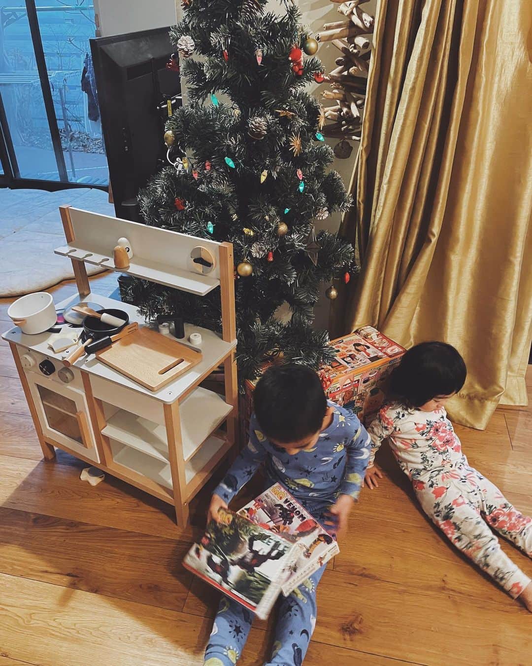 ジュジュのインスタグラム：「Merry  xmas 🎄🤍 . . 今年は私が余りxmasを感じて居なかったせいか...事前に余り盛り上げて無くて、、、 . サンタさんサンタさん言うて無かった事をちょっと後悔したケド... . お兄さんはとーーっても喜んでくれた♫ #🍙はまさかのスルー。爆 . . 🎁一つお願いしていたところを、余りにも🍙と差があった物だったから、同じ種類のを2つ入れといたんだけど、、、😉 . . じゃあ何でサンタさんは2つもくれたんだろう？ママどう思う？？と質問攻めww . どこから来たのか地図広げたり、何かと私と思考が違うくてオモロイww . 最後は、兄貴が張り切ってキッチン占拠してたしね。笑 . さぁ、今日はpapaも参加のささやかなxmas party♡ . 楽しい事が、いっぱいやーん言うてくれて、何よりや👅笑 . しかし解ってる？？  xmasはイエスキリストの降誕祭なんだよと改めてきちんと伝えよーっと📖🤍 . #2020 #12.25 # xmas #🎄」