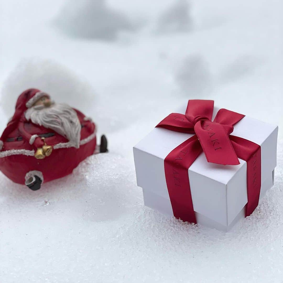 大塚良子さんのインスタグラム写真 - (大塚良子Instagram)「Christmas morning🎄✨ 東京帰って来ると忙しい日が続いてしまう次郎さん、先日遅くに帰宅するとコンビニの袋から靴下を出して「部屋寒いからコンビニのだけど履く？」と買ってきてくれた。「この部屋寒ーい」って言ってたの覚えててくれたんだなと嬉しくて改めてこの人と出会えて良かったと。 そんな日常の些細な優しさを沢山くれてありがとう♡ . . . #Christmas #christmasgift #tasaki #merrychristmas #happyholidays #happymerrychristmas   #家族旅行　#冬景色　#小旅行　#日本 #温泉　 #一時帰国　 #japan #shorttrip #familytime」12月25日 13時21分 - ryokokonami