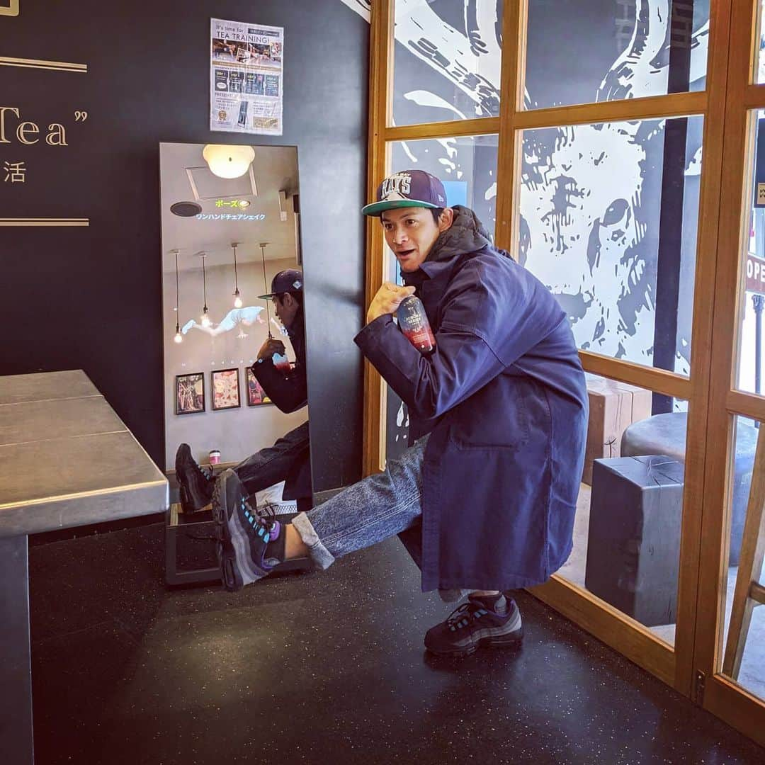 山下晃和さんのインスタグラム写真 - (山下晃和Instagram)「【FITNESS】現在、The Alleyのお店でドリンクを買って、筋肉に載せてフィットネスミラーと同じポーズをしてInstagramにあげ、画面を見せると10%OFFになるキャンペーンをやっています！  期間中なら何度でも割引してもらえるなんて太っ腹  はじめてジアレイのお茶飲んだけど、めちゃくちゃ美味しかったです。 オーロラというドリンクは2層になっててキレイ。シャカシャカ振って、混ぜると良い塩梅の味（色？）になります。  お店にフィットミラーも置いてあるのでイジってみてね🖥  #malemodel #ファッションモデル #山下筋 #tampabayrays #タンパベイレイズ #フィットネスミラー #ジアレイ #ティートレ #fittnessmirror #トレーニング #タピオカ #tea #茶 #アームカールピストルスクワット #raysup💥  #newera #thealley #鹿 #drink #ポーズ #フィットネス #fitness #家トレ #自宅トレ #鏡 @fitnessmirrorjp  #片足立ち #Airmax95 #Airmax」12月25日 13時22分 - travel_akikazoo