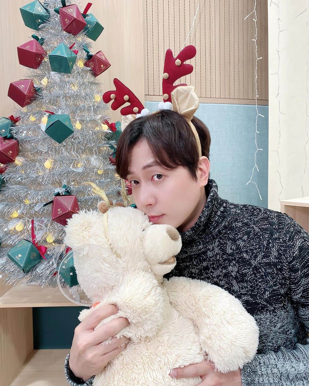 のインスタグラム：「Happy Christmas at Home🏠🎄  with 앤돌프❣️🦌  #앤디 #ANDY #신화 #SHINHWA #크리스마스 #Christmas #MerryChristmas」
