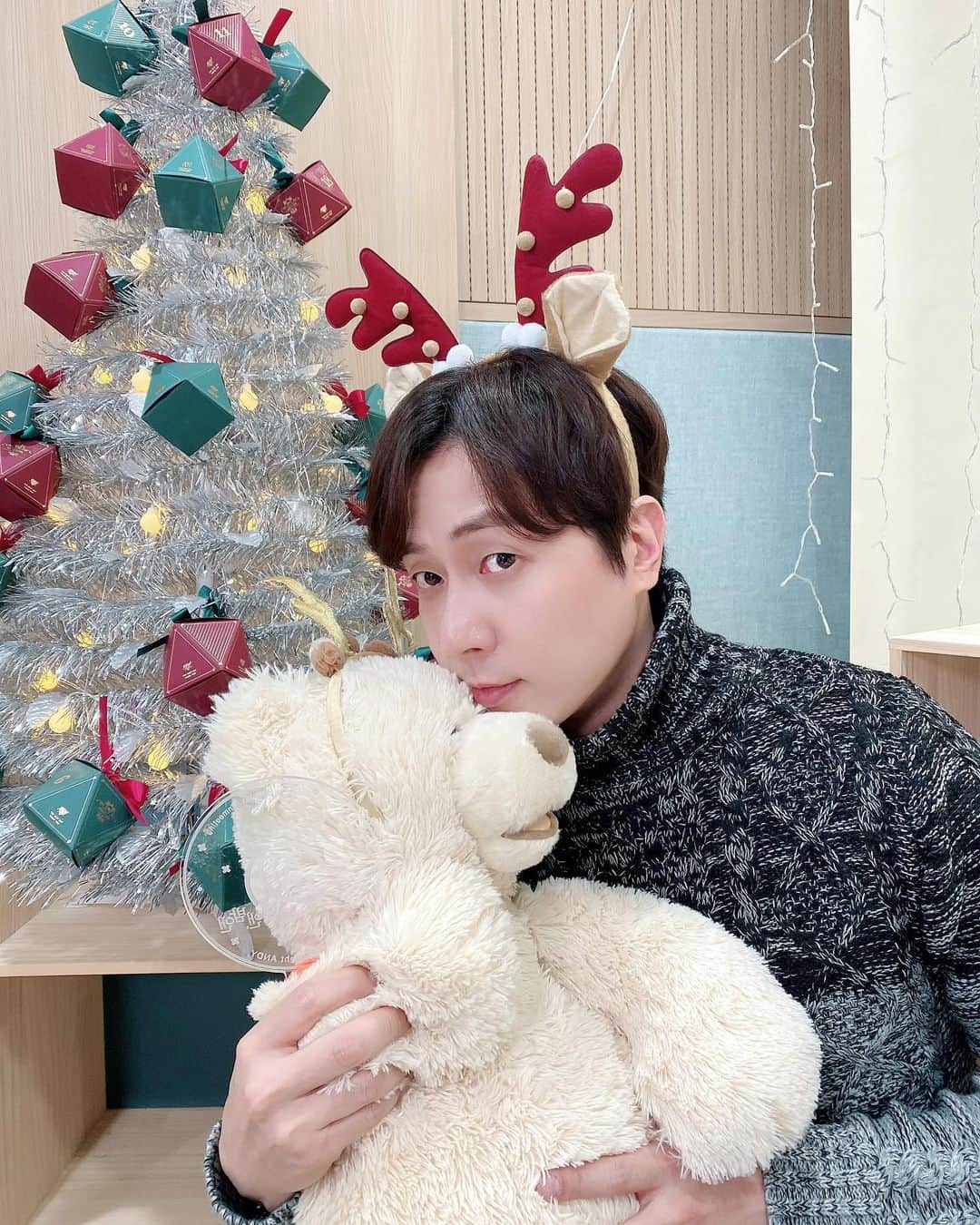 エンディのインスタグラム：「Happy Christmas at Home🏠🎄  with 앤돌프❣️🦌  #앤디 #ANDY #신화 #SHINHWA #크리스마스 #Christmas #MerryChristmas」