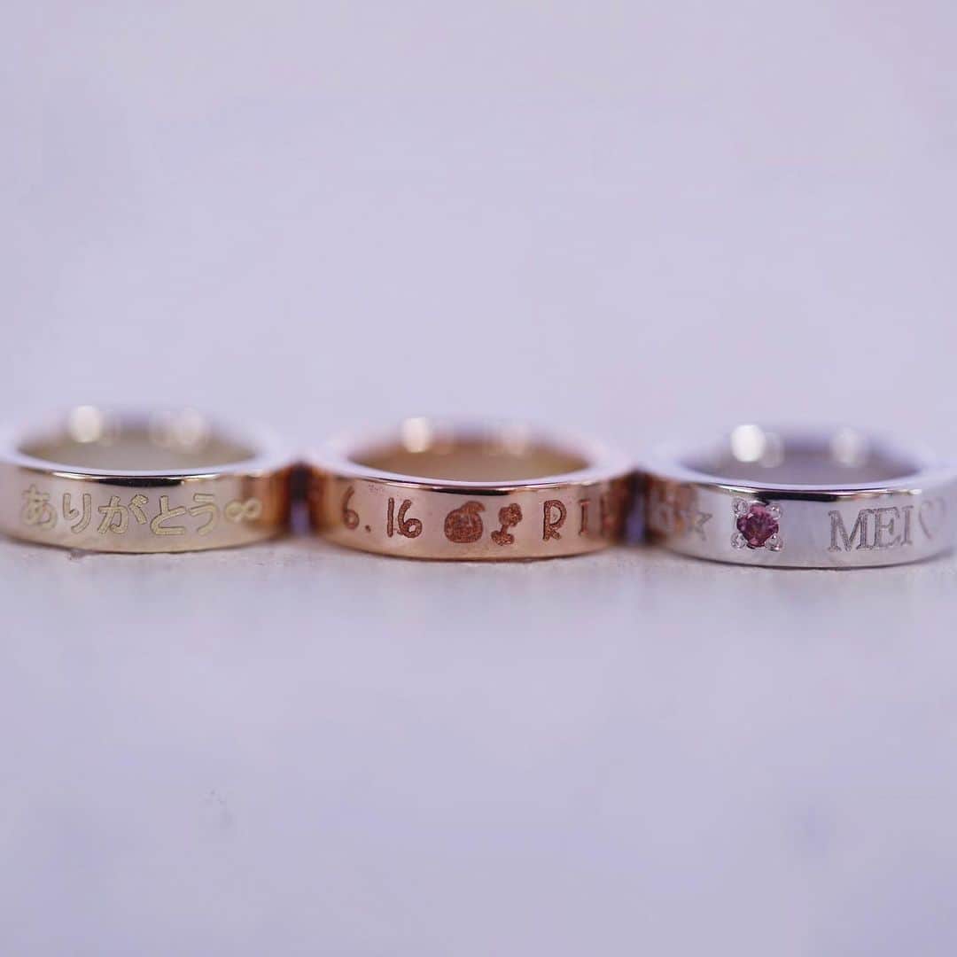 erudo_jewelry salonのインスタグラム：「子供の誕生を祝う、幸運の意味合いのあるベビーリング 表面に記念日やお名前などの刻印、誕生石が入ります！  結婚指輪ご購入の方は半額の価格でお作りいただけます🥰 ¥33,000→¥16,500（税込）  #erudo #エルドー #福山市で結婚指輪を選ぶなら #ベビーリング #出産祝い #結婚指輪 #婚約指輪 #マリッジリング #エンゲージリング #ペンダントトップ」