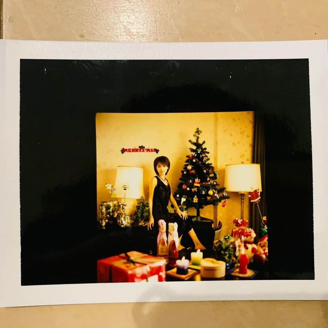 中川愛海さんのインスタグラム写真 - (中川愛海Instagram)「メリークリスマス🎄🎁 昨日16歳の頃からお世話になる事務所社長からいただいたポラ❤️今は撮影時ポラを撮るとかは本当になくなりましたが、当時はこのポラが大好きだった！ 束にしていただき懐かしく嬉しかった❣️ マガジンの表紙のポラや懐かしいのたくさん！ミスマガ初期のDVDまでありました。観るの怖いw @ami_nakagawa_  @ami_nakagawa_amyuran  #中川愛海 #一日一回カンパイ #クリスマスプレゼント #ミスマガジン #ミスマガジン2001」12月25日 13時34分 - ami_nakagawa_