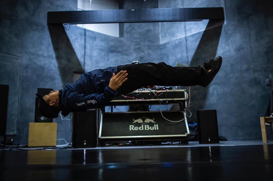 のインスタグラム：「Air Sleep 🛌   #bboytaisuke #redbull #bcone #thefloorriorz #ftheb #g_shock #ozracing #jmb #puma」