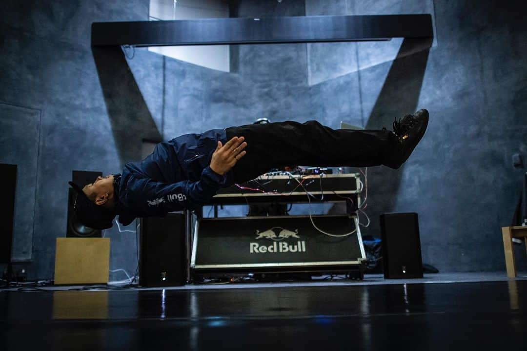 野中泰輔さんのインスタグラム写真 - (野中泰輔Instagram)「Air Sleep 🛌   #bboytaisuke #redbull #bcone #thefloorriorz #ftheb #g_shock #ozracing #jmb #puma」12月25日 13時28分 - bboy_taisuke