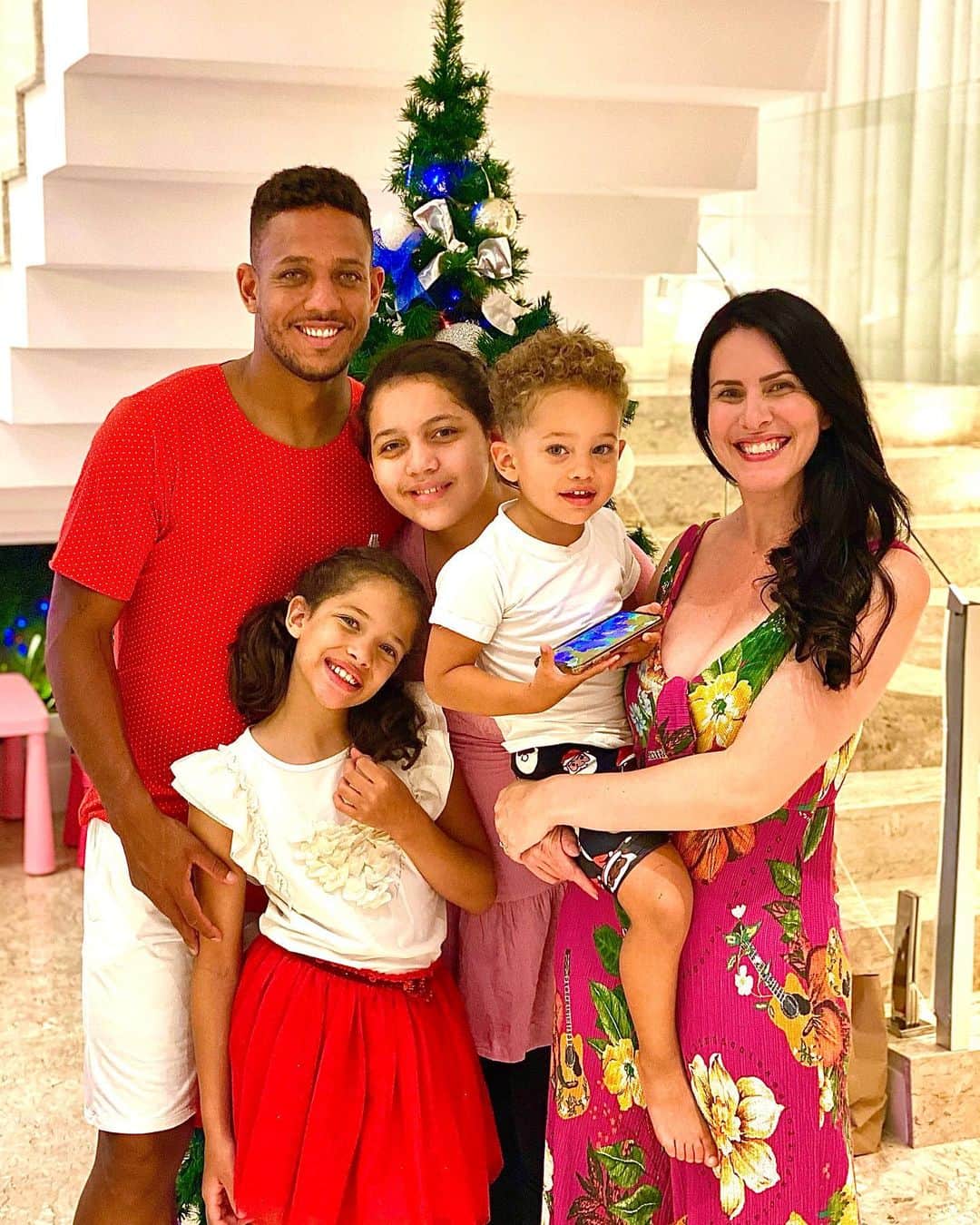 ウェリントン・ルイス・デ・ソウザのインスタグラム：「Merry Christmas from our family to yours🎄  Feliz Natal  Mais do que nunca hoje celebramos agradecidos a vida do nosso Senhor Jesus... mesmo em um ano totalmente atípico, onde tantos sofreram e ainda estão sofrendo as consequências de uma doença que atingiu a todos indireta e diretamente, estamos aqui sendo guardados, unidos em família que é o que mais importa, e felizes por termos mais uma oportunidade de celebrar o natal !」