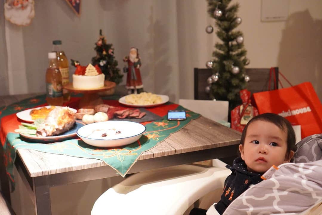 赤神幸依さんのインスタグラム写真 - (赤神幸依Instagram)「. Happy 1st Christmas ❤️ . ヨーグルトで作ったベビーケーキを自由に、好き勝手に食べまくってて可愛かった😂❤️」12月25日 13時29分 - artmake_yui.k