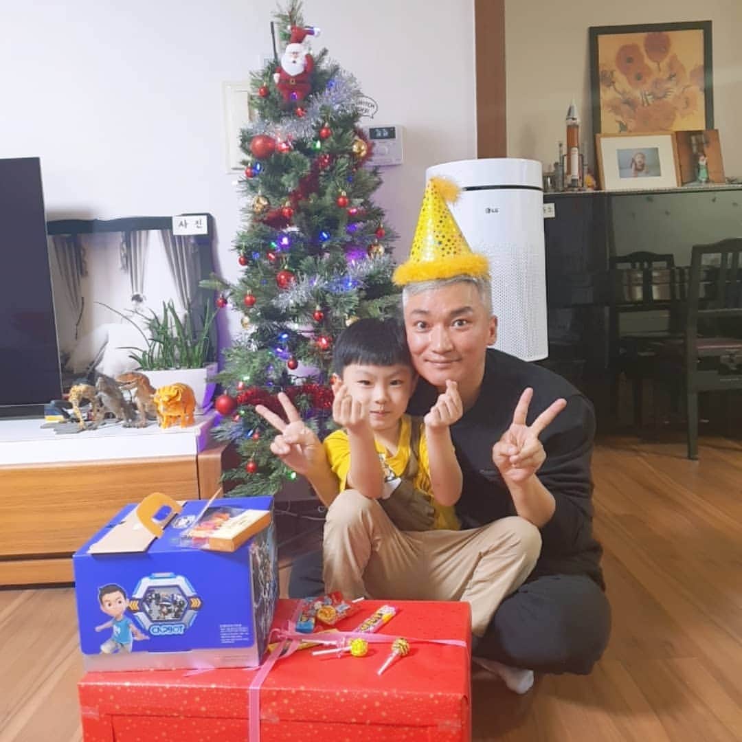 チョ・ジェユンのインスタグラム：「산타의 깜짝 선물♡♡♡  여러분 메리 크리스마스!!!  우리 모두 힘내요~~꼭☆☆☆」