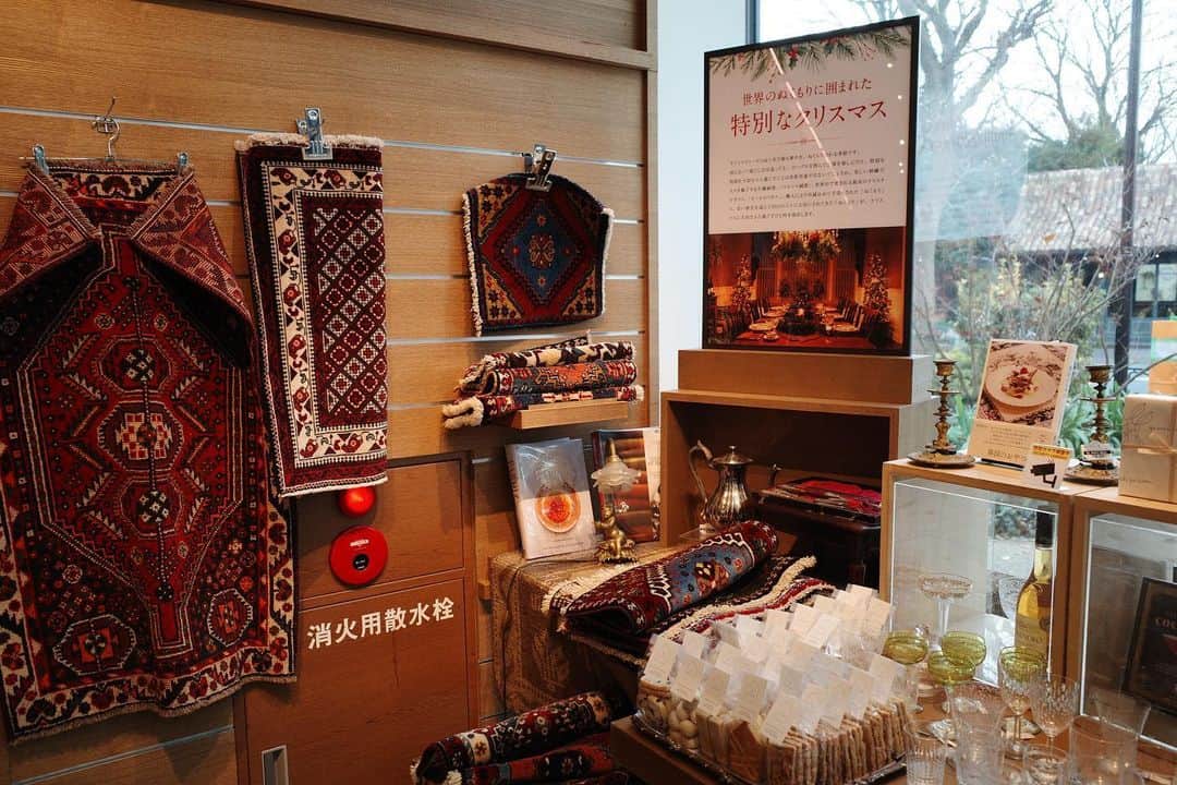 代官山 蔦屋書店　DAIKANYAMA T-SITEさんのインスタグラム写真 - (代官山 蔦屋書店　DAIKANYAMA T-SITEInstagram)「. 3号館1階料理フロアにて展開中のペルシャ絨毯  いよいよ残り3日となりました。 作り手の温かな想いが込められた、全て1点物の絨毯です。 . 自分だけの、特別な1枚を見つけてみてはいかがですか。  #代官山蔦屋書店  #代官山蔦屋書店料理  #ペルシャ絨毯  #ペルシャ絨毯のある暮らし  #ギャッベ」12月25日 13時42分 - daikanyama.tsutaya