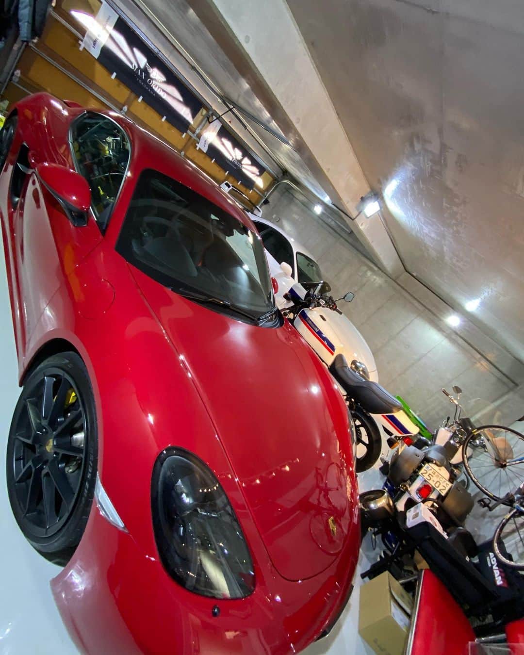 織戸学さんのインスタグラム写真 - (織戸学Instagram)「愛機White Supra 90Supra ピカピカにしたぜ。  外も中も 新車並みだ〜  合計 3台の徹底的に洗車。  今日は、 GYEONフル活用  ガラスクリーナー これは最高。  室内プラスティッククリーナーも。  #gyeon #maxorido」12月25日 13時43分 - maxorido