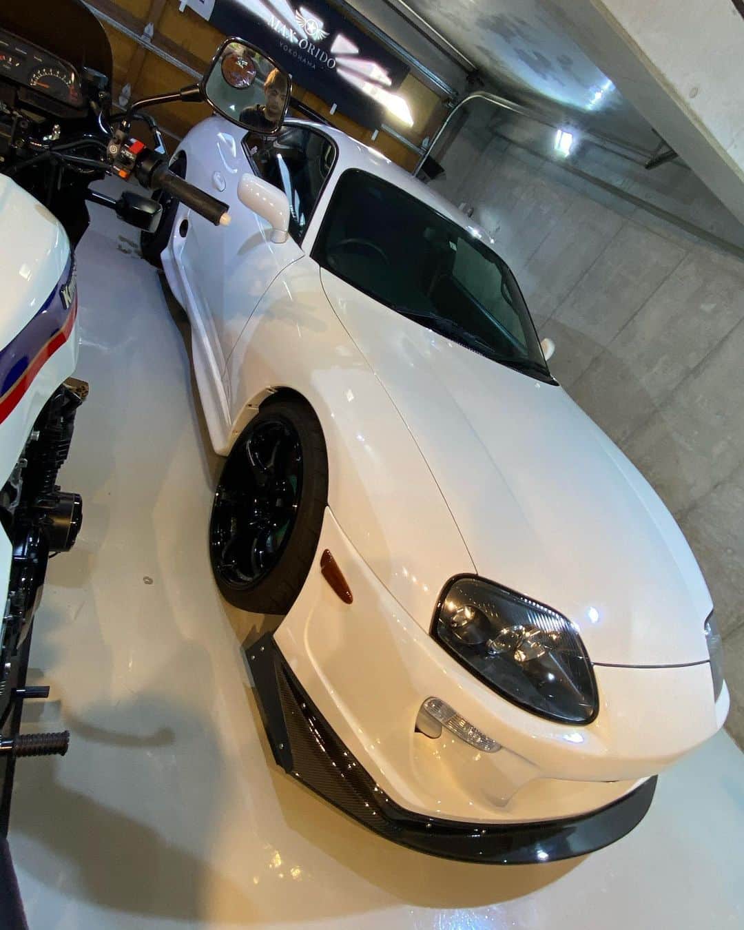 のインスタグラム：「愛機White Supra 90Supra ピカピカにしたぜ。  外も中も 新車並みだ〜  合計 3台の徹底的に洗車。  今日は、 GYEONフル活用  ガラスクリーナー これは最高。  室内プラスティッククリーナーも。  #gyeon #maxorido」