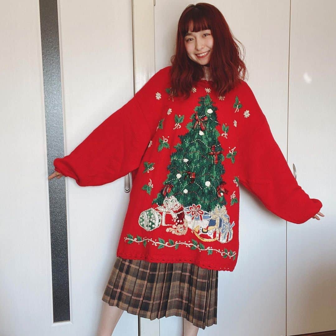 トミタ栞さんのインスタグラム写真 - (トミタ栞Instagram)「#メリークリスマス #クリスマスセーター #クリスマスニット #古着ニット#古着 我ながら勢いで買ったこのニット、 気に入っている。  クリスマスと同時に 2月のワンマンライブのチケット の発売がやってきました。  毎年恒例且つ、 一年に一度の誕生日ライブ。 無観客配信ライブですので、 お家からの参加お待ちしてます！  そして、良きクリスマスを。」12月25日 13時36分 - tomita_shiori