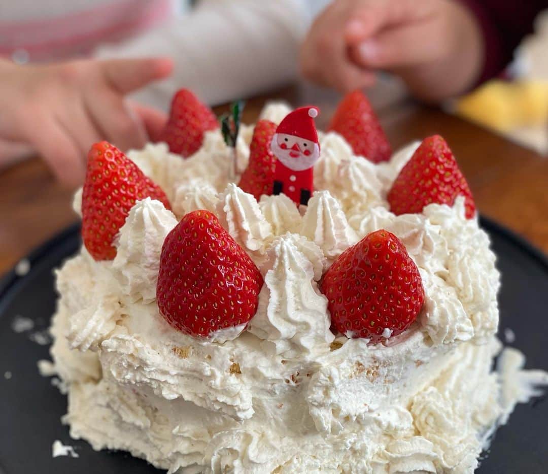 栗原友さんのインスタグラム写真 - (栗原友Instagram)「クリスマスケーキをデコレーション。」12月25日 13時36分 - kuri__tomo