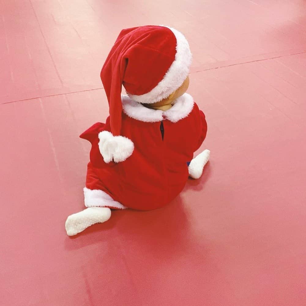 酒向杏奈さんのインスタグラム写真 - (酒向杏奈Instagram)「. . Small Santa's 🧑‍🎄🧑‍🎄 . 昨日は今年最後のlittle gymへ . 子どもたちの挑戦する姿とたくさんの成長と 子どもたちの触れ合いと心からの笑顔に... どれだけ癒されパワーをもらったことだろう‼️ . 最高のギフトをありがとう❤️ . 世界中の子どもたちの未来へ乾杯🥂！！ . Merry Christmas 🎄🎁 . . #littlegym #santaclaus #merrychristmas #最高のギフトをありがとう❤️」12月25日 13時38分 - annacotta715