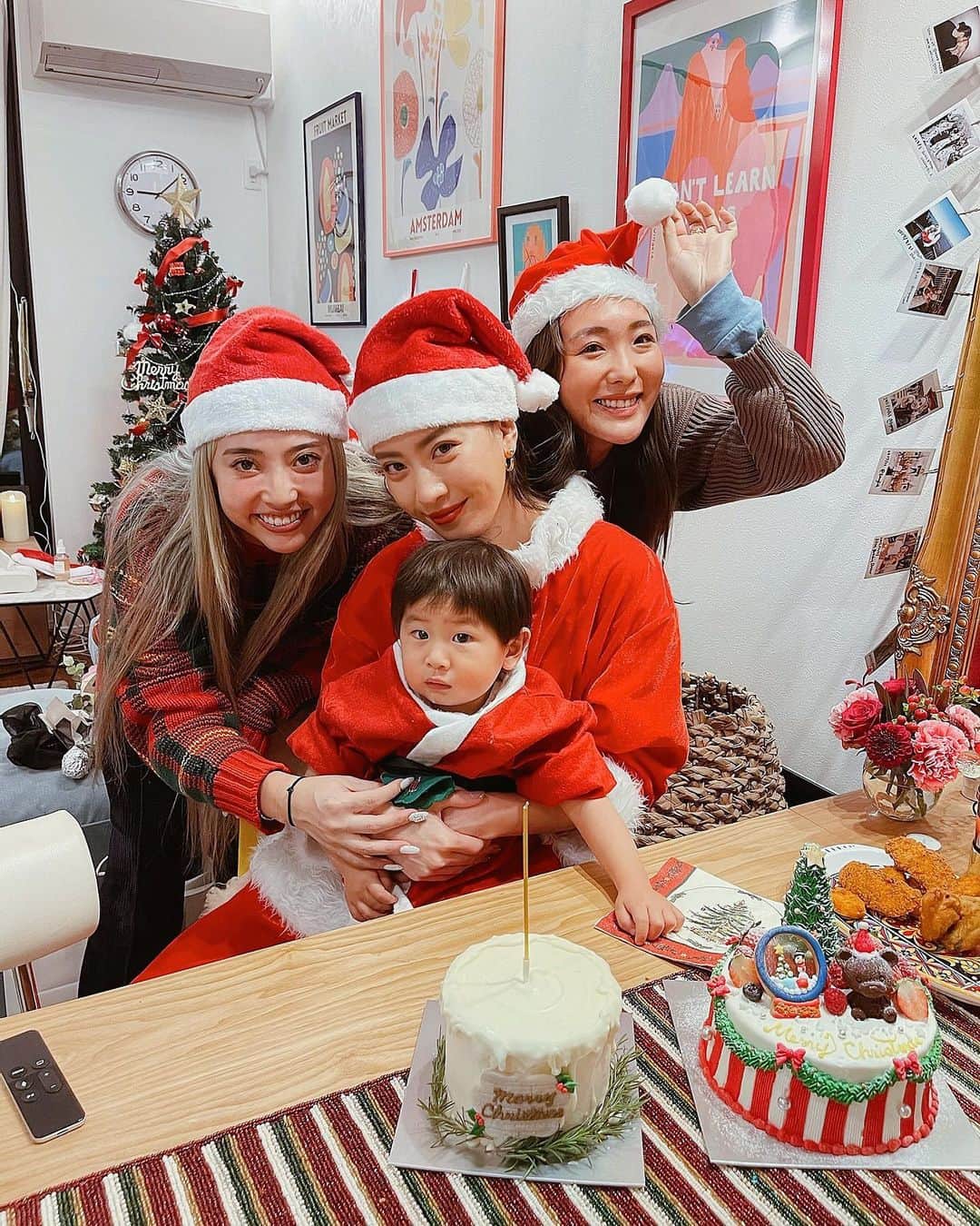 ソンイのインスタグラム：「Merry Christmas🎅🏼🎄🎁❤️ 昨日のイヴはありさ宅でホームクリパ🎂 パパが帰り遅いから息子と２人でどうやってクリスマス楽しもうかなぁと思っていたから、 @alisaueno @asamikotake @milesawayfromtokyo と一緒に過ごせて本当嬉しかった🎄 息子もたくさん遊んでもらえて大喜びで帰る時はイヤイヤぐずり🥺 ちなみにサンタの格好は皆になにも言わずにサプライズ登場🎅🏼❤️爆笑してもらえてなによりw 息子のは去年のがサイズアウトしていて急遽ダイソーで小学生サイズを買ってトップスだけ🤣 ありさのお家がクリスマス仕様すぎて可愛すぎた🎄🌹」