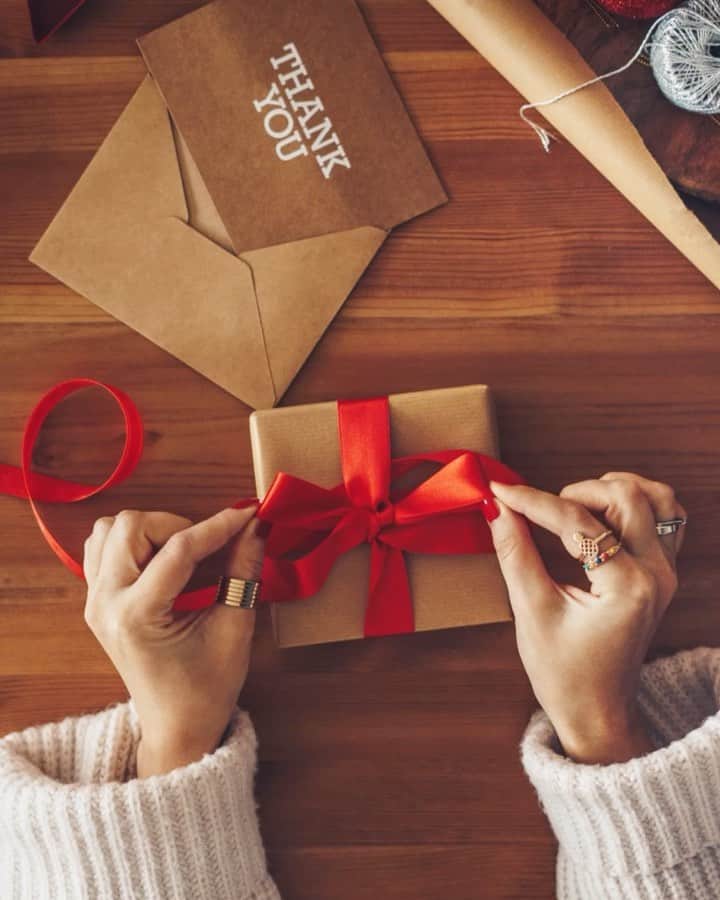 エアアジアのインスタグラム：「This season may be different, but may your hearts be joyful and full of love.  Merry Christmas from your airasia family! 🎄❤️🙏🏻  #airasiaForEveryone」