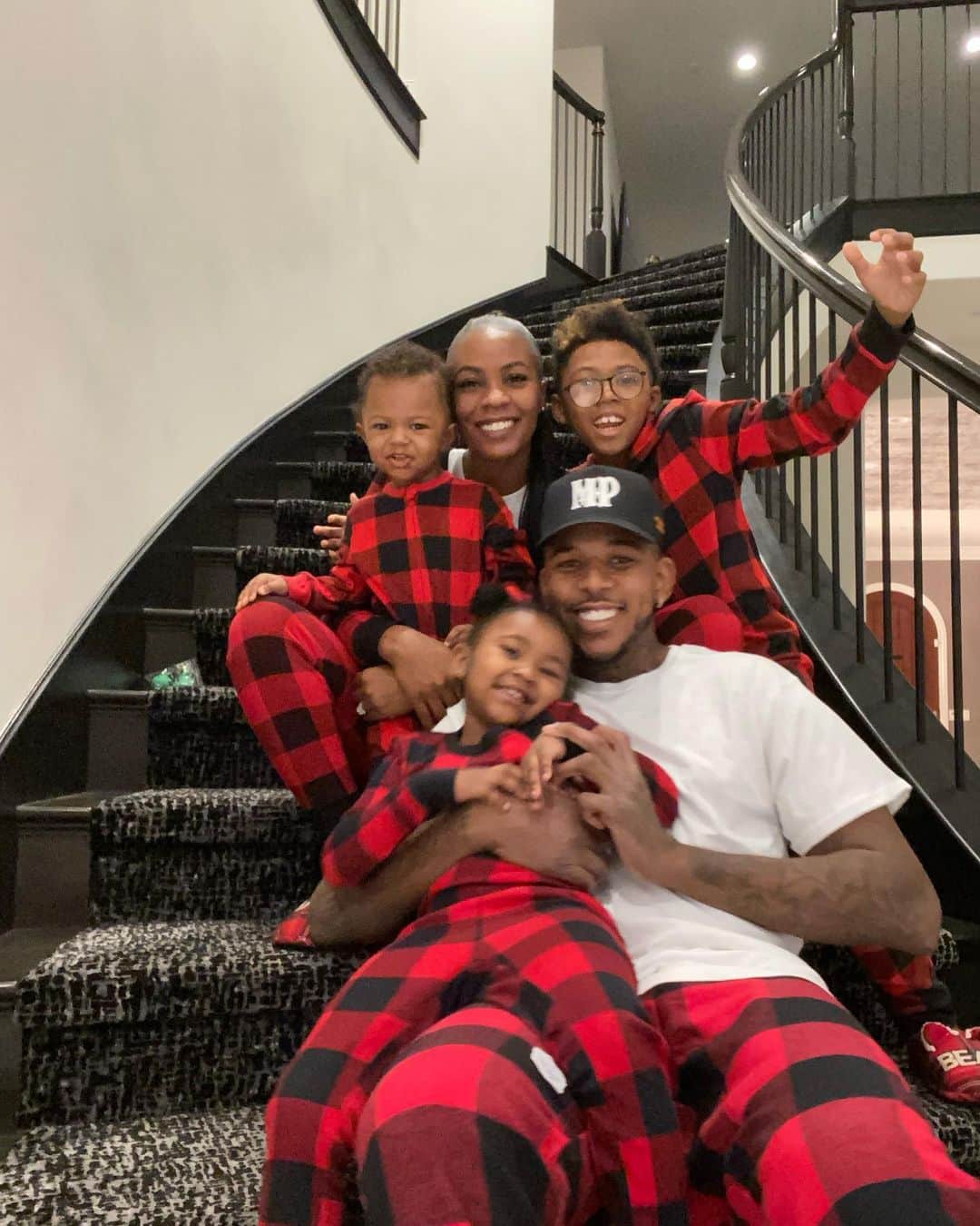ニック・ヤングのインスタグラム：「Happy Christmas EVE ..... Swaggy Fam」