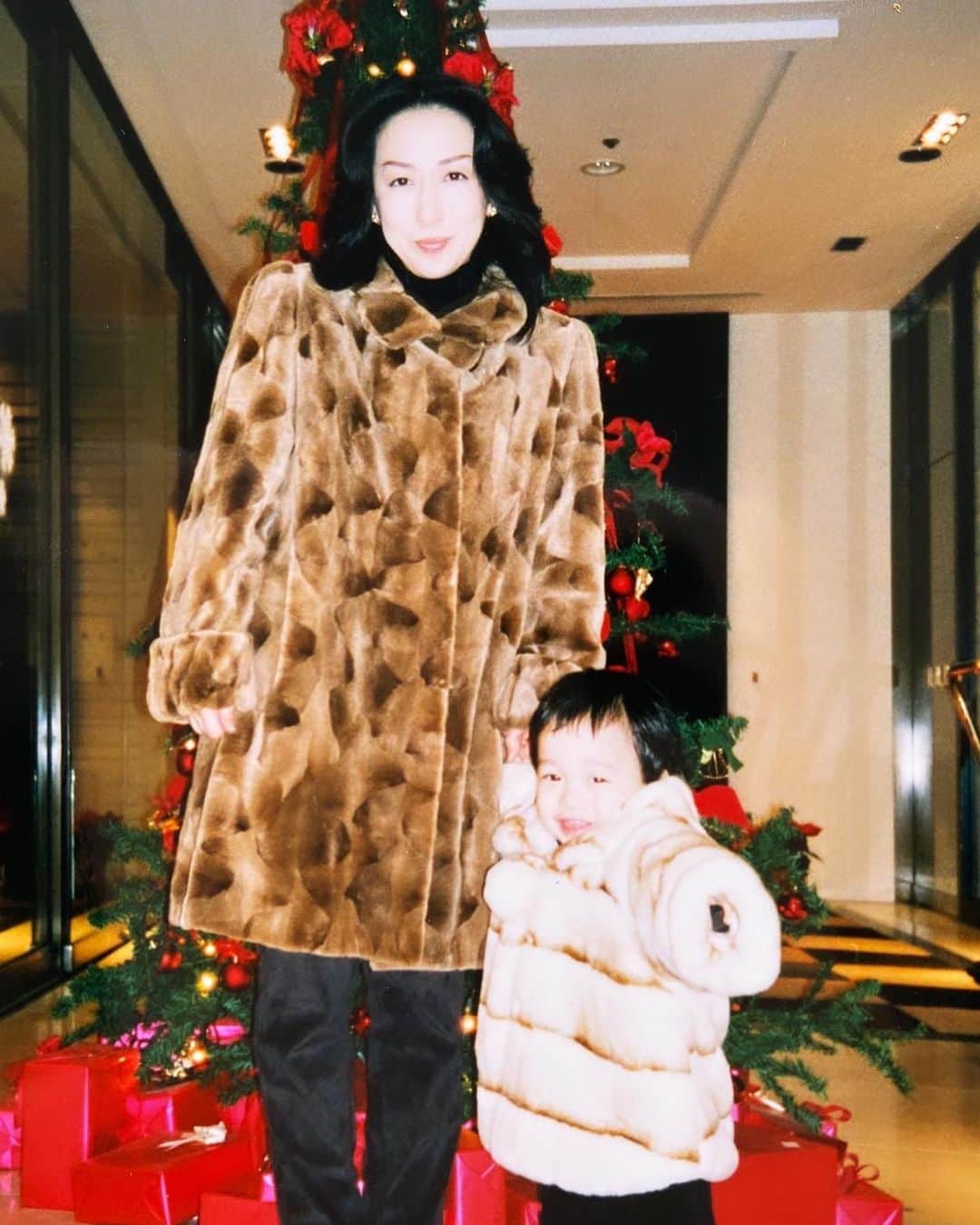 片岡千之助のインスタグラム：「Merry Christmas 🎄   Wishing you joy, peace and good health this Holiday Season🙌  少しでも多くの方が 平和にそして幸せなクリスマスと なりますように。」