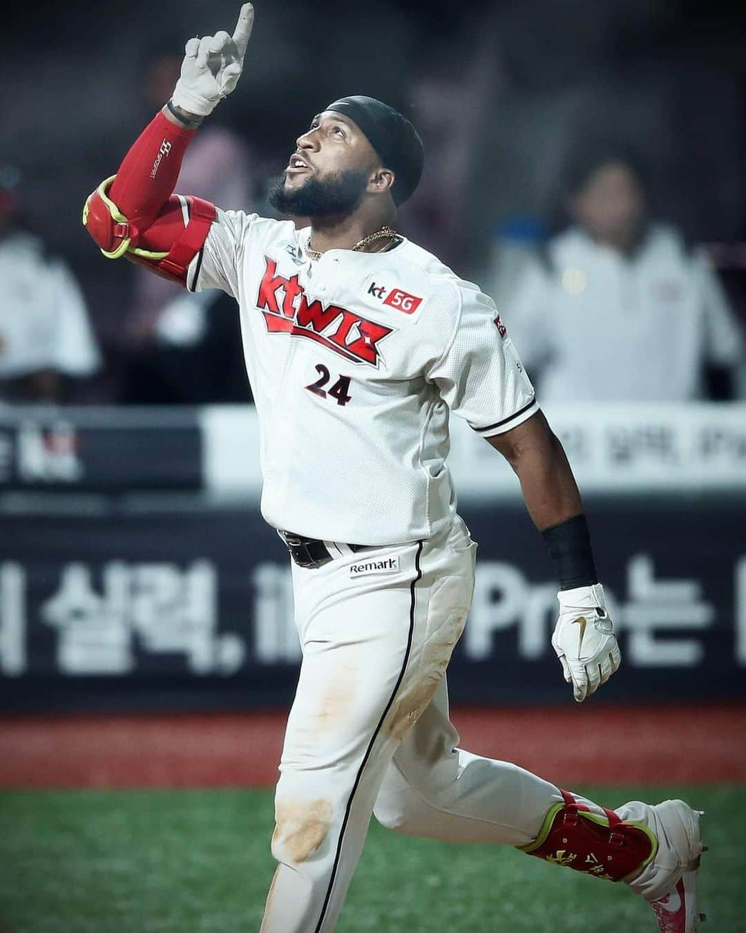 メル・ロハス・ジュニアのインスタグラム：「MERRY CHRISTMAS EVERYONE 🎄 Today i will like to thank God for so many blessings on and off the field. Especially for the past 4 seasons while playing for the @ktwiz.pr in South Korea. I fell in love with Korea, their culture, the food 🥩🍜, the people, just everything there.  I will like to thank the Kt organization for believing in me and giving me the opportunity to play for such an amazing city and team. Thank you @fritonz , kt front office, manager, coaches, my teammates and the fans, for being so great to me. From the bottom of my heart thank you for all the love, support and respect towards me and my family. Credit to the best translators @itsiims @eunkijung @alex_lee_hyeonmyeong   It was definitely a tough decision on accepting the challenge to move onto another team. Kt will forever be in my heart and be part of my family. I will miss you so much and will always support the team until we get reunited again. I LOVE YOU! #Fighting  여러분 메리 크리스마스🎄 저는 오늘 경기장 안팎에서 많은 축복에 대해 감사드리고 싶습니다. 특히 지난 4시즌 동안 한국의 @ktwiz.pr에서 뛰면서, 저는 한국의 문화, 음식🥩🍜, 사람들, 그밖에 모든것과 사랑에 빠졌습니다.  저를 믿어주시고 이렇게 멋진 도시와 팀을 위해 뛸 수 있는 기회를 주신 케이티에 감사드리고 @fritonz, kt 프런트, 감독님, 코치님, 팀원들, 팬분들이 제게 너무 잘 해주셔서 다시한번 감사인사 전합니다. 또한 진심으로 저와 제 가족에게 보여주신 사랑과 지지와 존중은 잊을 수 없을 것입니다.  다른 팀으로 이적하는 도전을 받아들이는 것은 분명 힘든 결정이었습니다. 케이티는 영원히 제 마음 속에 있을것이며 저에겐 가족과 다름없습니다. 매우 그리울 것이고 우리가 다시 만날 날까지 항상 응원하겠습니다. 사랑해! #Fighting」