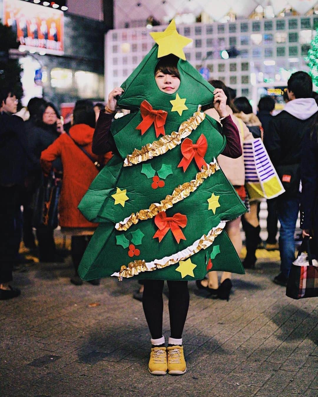 Chad Santosさんのインスタグラム写真 - (Chad SantosInstagram)「Navidad en Japón, concretamente en Tokyo es un parade donde la gente se disfraza de árbol navideño, la Virgen María, renos, duendes, Santa Claus... y al Hachiko siempre alguien le pone un gorro o una bufanda. Unas brasileñas me comentaron una vez que hace diez años no pasaba eso, que no tiene mucho que lo festejan así, a saber. #東京　#渋谷 #メリークリスマス #クリスマス  #日本 #写真 #写真家 #japan #tokyo #santaclaus #日本人 #shibuya #girls #icu_japan #instagramjapan #japan_of_insta #hallazgosemanal #tokyocameraclub #whp #IGersJP #streetleaks #pics_jp #fubiz #everydayjapan #reco_ig #indies_gram #photo_jpn #everydayeverywhere #streetphotography #東京カメラ部」12月25日 13時46分 - elchadsantos