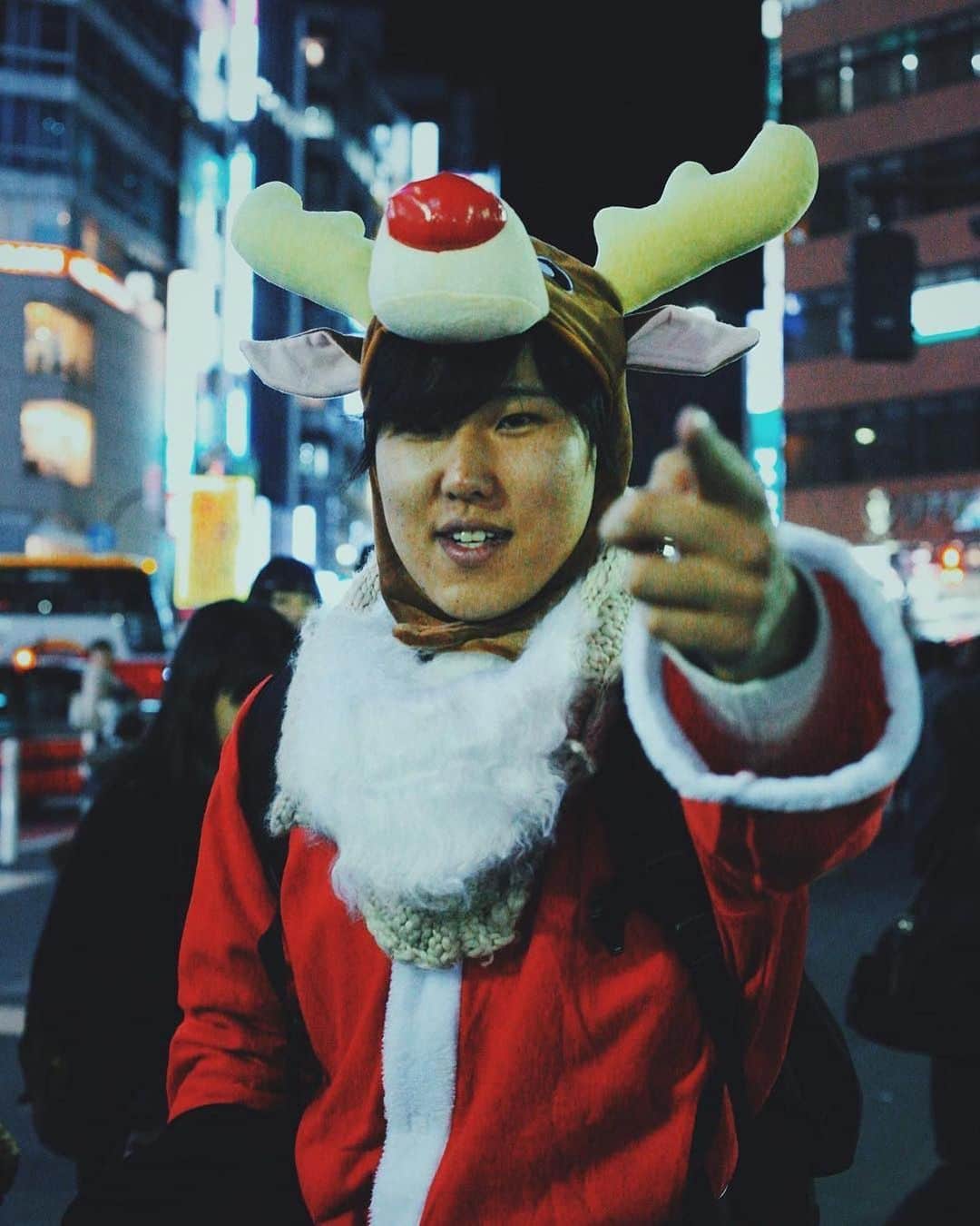 Chad Santosさんのインスタグラム写真 - (Chad SantosInstagram)「Navidad en Japón, concretamente en Tokyo es un parade donde la gente se disfraza de árbol navideño, la Virgen María, renos, duendes, Santa Claus... y al Hachiko siempre alguien le pone un gorro o una bufanda. Unas brasileñas me comentaron una vez que hace diez años no pasaba eso, que no tiene mucho que lo festejan así, a saber. #東京　#渋谷 #メリークリスマス #クリスマス  #日本 #写真 #写真家 #japan #tokyo #santaclaus #日本人 #shibuya #girls #icu_japan #instagramjapan #japan_of_insta #hallazgosemanal #tokyocameraclub #whp #IGersJP #streetleaks #pics_jp #fubiz #everydayjapan #reco_ig #indies_gram #photo_jpn #everydayeverywhere #streetphotography #東京カメラ部」12月25日 13時46分 - elchadsantos