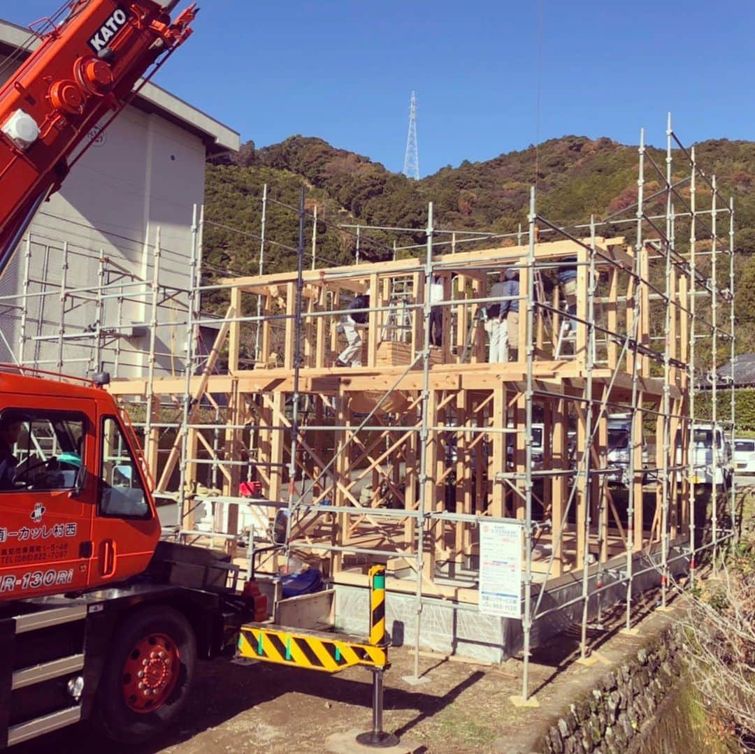 宇田見建設のインスタグラム：「棟上げ ・ 本日、須崎にて棟上げが行われております。 #宇田見建設 #上棟 #新築一戸建て #新築 #マイホーム」