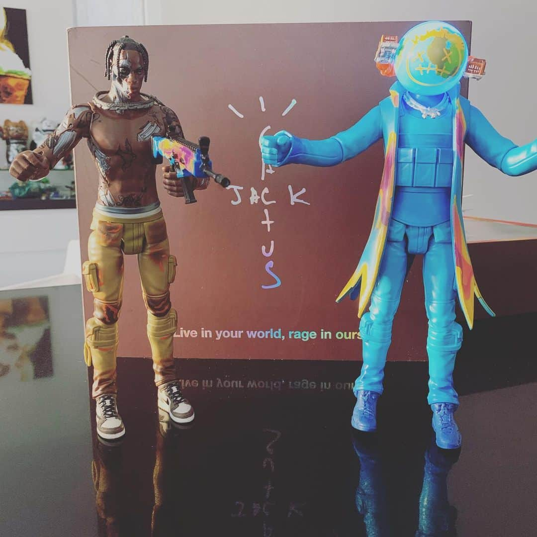 KENJI03さんのインスタグラム写真 - (KENJI03Instagram)「Merry Xmas🎅  圣诞老人给儿子一个圣诞礼物^_^  #travisscott #fortnite #sickomode  #toy #hiyunk #kenji03 #teeda #backon #compressor #trackmaker #songwriter #cactusjack」12月25日 13時52分 - hiyunk_backon