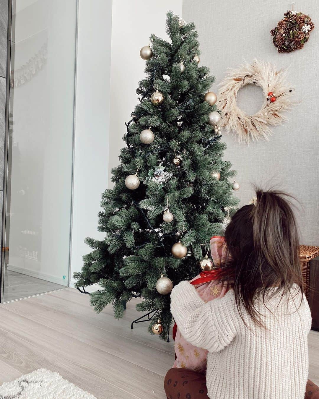 山中美智子さんのインスタグラム写真 - (山中美智子Instagram)「朝起きた瞬間に 急いでリビングへ走っていった娘✨  サンタさんきたー🎄🤍 欲しかったおもちゃをもらって、ずっと抱きしめてました✨  みんなも素敵な1日を🤍 Merry Christmas ✴︎」12月25日 13時48分 - alexiastam1988