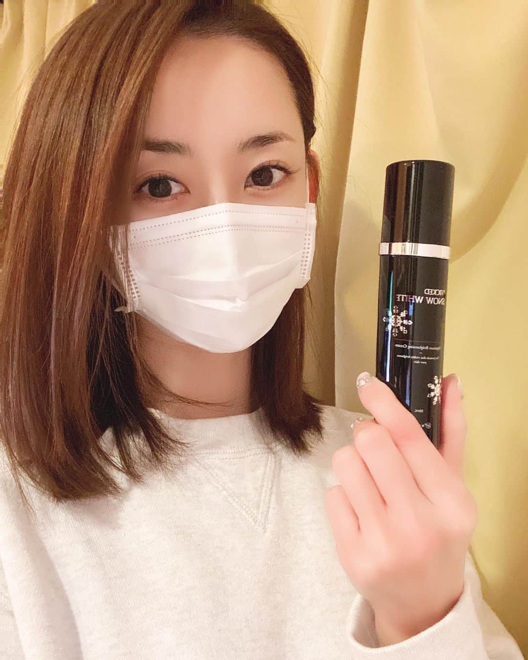 山上紗和 のインスタグラム：「くすみカバーして肌色を上げてくれるクリーム🤗  メイク下地にはもちろん、ちょっとそこまでのお出かけにもファンデーションいらず！ そのまま寝られるので子持ちママには最適✨  宅飲みとか、お泊まりにも良きよ～💄 ✨💕  アプリでクリーム歪んでる爆笑🤣  #snowwhite #wicked #メイク下地にも  #そのまま寝られる #スキンケア #アンチエイジング #おうちでも綺麗に #すっぴんメイク #ノーファンデ #ノーファンデメイク #美白 #肌色アップ」