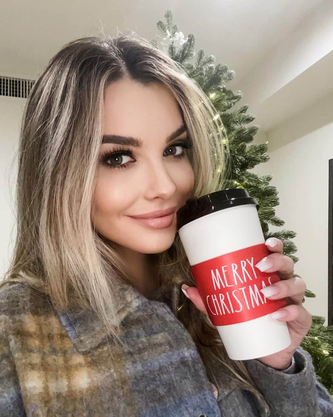 エミリー・シアーズさんのインスタグラム写真 - (エミリー・シアーズInstagram)「Wishing you a Cozy Christmas ☕️🍫☃️」12月25日 14時01分 - emilysears