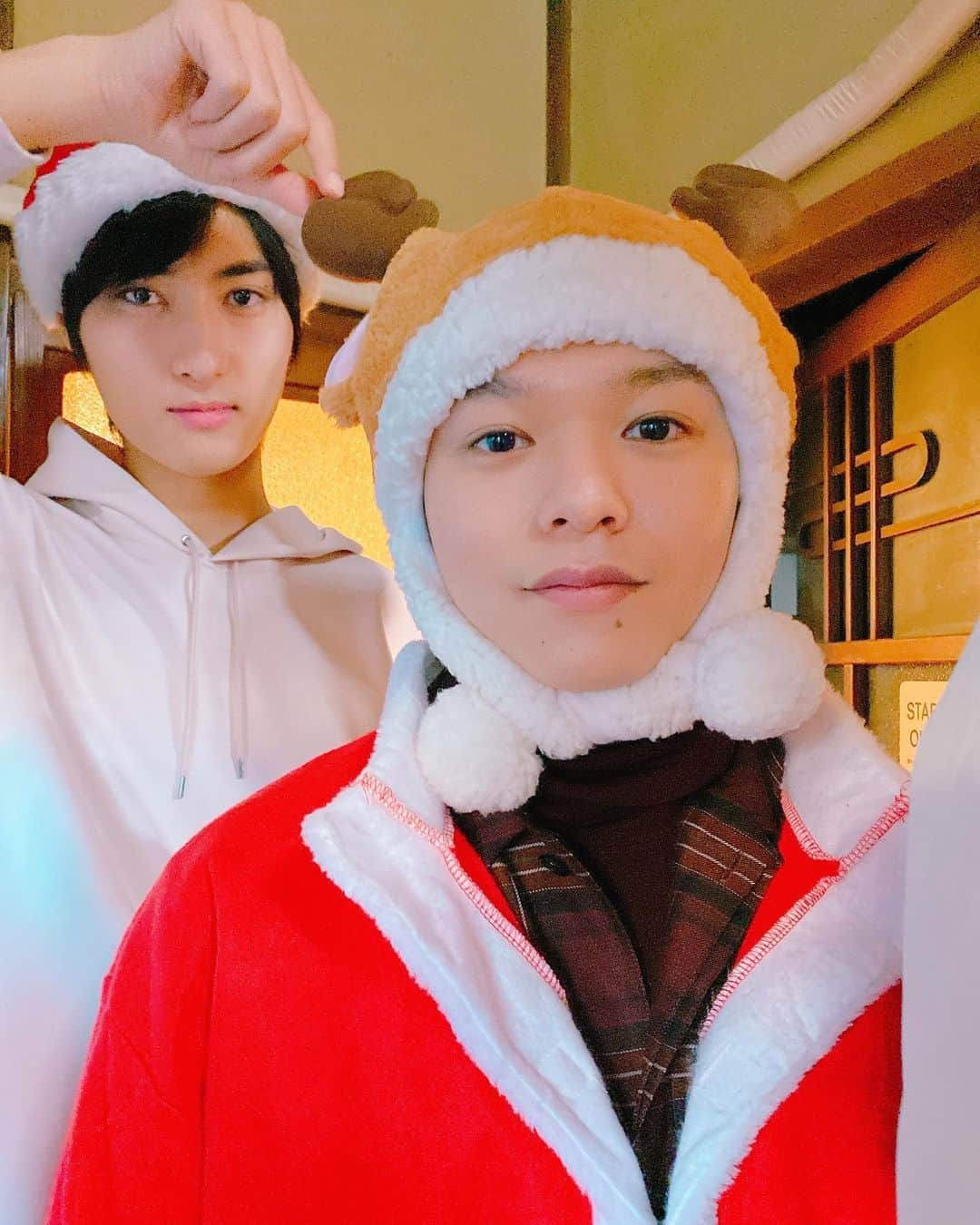 SUPER★DRAGONさんのインスタグラム写真 - (SUPER★DRAGONInstagram)「🎄MerryChristmas #reo #hayate #志村玲於 #飯島颯 #玲於トナカイ #颯サンタ」12月25日 13時55分 - superdragon_official