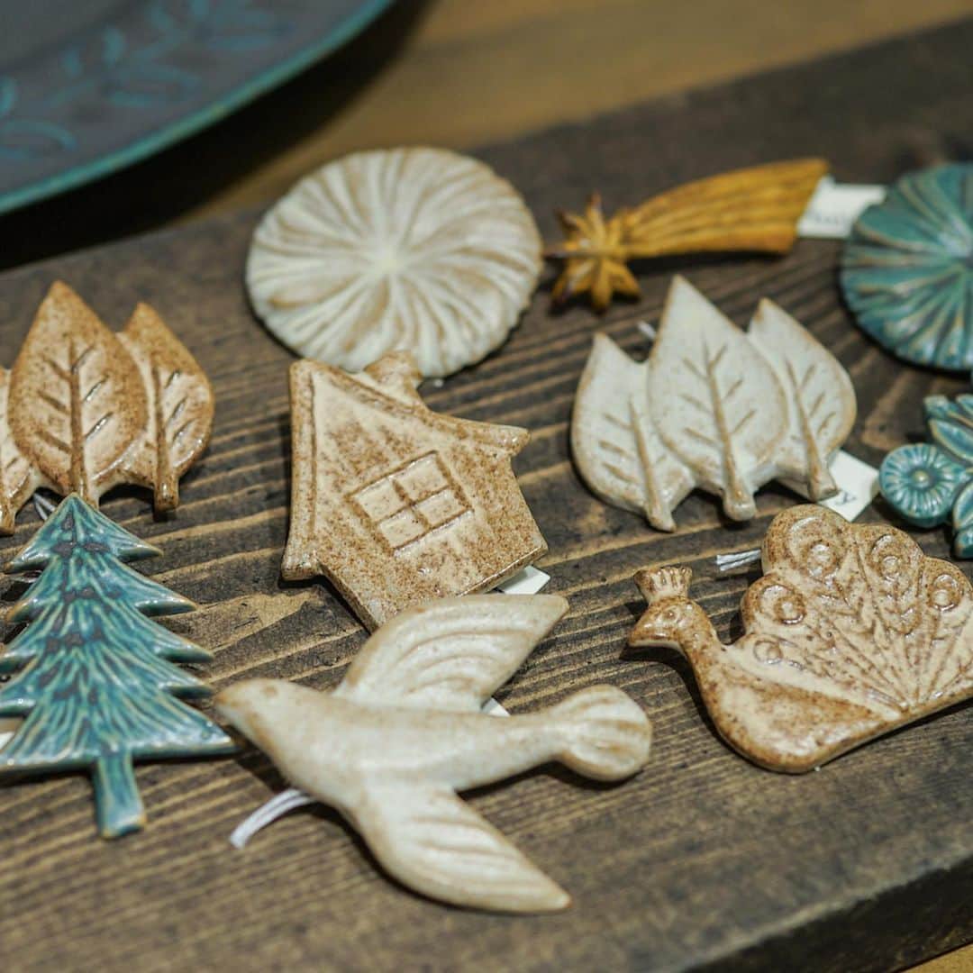 手紙社のインスタグラム：「【12/16〜1/5 fuji-galleryフェア at 手紙舎吉祥寺店】 クリスマスの本日も吉祥寺店では陶作家・fuji-galleryさんのフェアを開催中です。クラシカルな模様や質感の作品が並ぶ中、いまの季節にぴったりの壁掛けオーナメントやアクセサリーも手にとっていただくことができます。布博・ブローチ博でも登場していた落ち着いた色彩のブローチは、木型菓子のような思わず触れてみたくなる佇まい。家や木々、鳥といったモチーフは身に付けているだけで幸福感に満たされるものばかりです。装いのワンポイントに、お気に入りのひとつを見つけてみてくださいね。  詳しくは▶︎プロフィールページのリンク「手紙社公式webサイト」→「NEWS & TOPICS」→「手紙舎 吉祥寺店」へ﻿  ◎手紙舎 吉祥寺店﻿ 期間:2020年9月17日(木)〜2021年2月28日(日)﻿ 会場:吉祥寺パルコ2F (東京都武蔵野市吉祥寺本町1-5-1)﻿ tel：050-5874-2228﻿ 営業時間:10:00〜20:00﻿ ﻿ ＜手紙舎 吉祥寺店フェアスケジュール ＞ 【第５弾】12/16(水)〜1/5(火） fuji-galleryフェア 【第６弾】1/6(水)〜1/26(火） 小谷田潤フェア 2021年2月28日まで、以降続々と開催予定  #手紙社 #手紙舎 #手紙舎吉祥寺店 #tegamisha #吉祥寺 #fujigallery#吉祥寺パルコ」