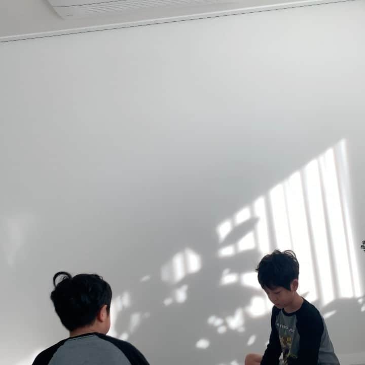 ムン・ジョンウォンのインスタグラム：「올 크리스마스는 엄마아빠 노력이 부족했네  (굳이 핑계를 대자면) 서언이는 바라는 게 없다고 하고 같은 마음이던 서준이는 이틀 전에 마음이 변했고.. 하루 전날 원하는 건 다 품절이고 양으로라도 기쁨을 주고 싶었지만  어쩜 그렇게 “되게 필요 없는 거”만 샀을까 😭😂 내년엔 엄마가 더 노력할께 특히 이서준 마니 미안하다 #산타의비밀은언제밝혀야하나요 #모라고말해줘야할까요_어려움」