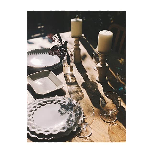宇藤えみのインスタグラム：「Xmas準備中の光と影 🎄🎄🎄🎄 久々に出したアスティエの器たち。 器 @astierdevillatte @matsubara.ryoma_tsunoda.jun   #暮らし#Xmas」