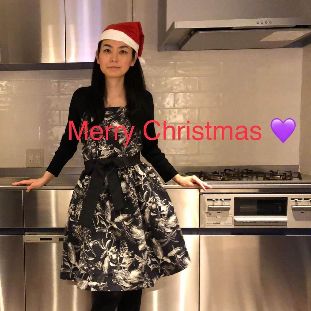 ハンアンスンさんのインスタグラム写真 - (ハンアンスンInstagram)「Merry Christmas!! ワンピースにしか見えない、 テンション上がる、ドレスエプロンで お料理準備(^-^)  #ハンアンスン#hanahnsoon #ドレスエプロン#エプロン#クリスマス#ホームパーティー」12月25日 14時09分 - hanahnsoon