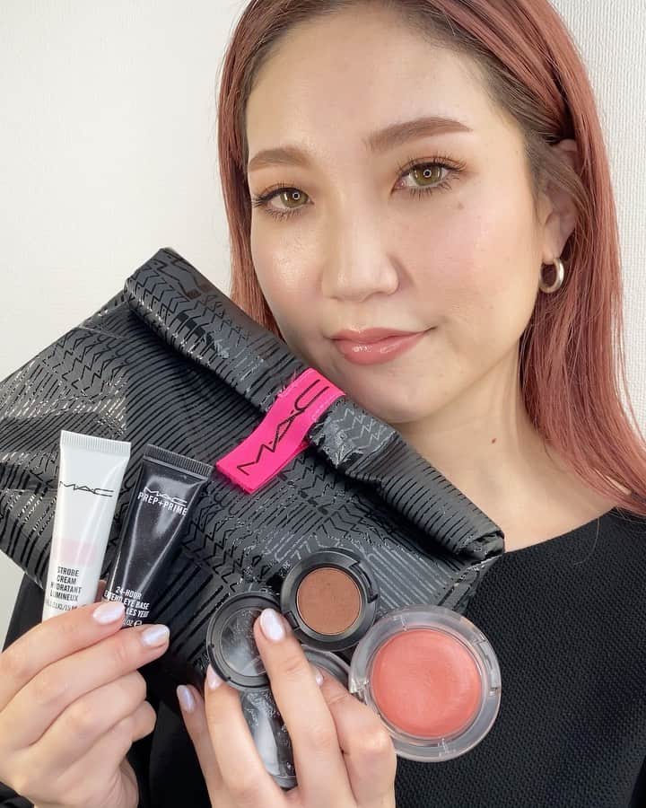 M∙A∙C Cosmetics Japanのインスタグラム：「【オンライン先行発売】2021年ラッキーバッグ✨  M·A·Cで人気のアイテムが揃った3種のラッキーバッグが、12月28日(月)公式オンライン先行発売！ どこよりも早く、M·A·Cのラッキーバッグを手に入れるチャンス✨ 新年に相応しい豪華なキットを見逃さないで！  ㅤ ＼税込19,000円相当！／ ■M·A·C ニュー イヤー ハッピー バッグ 2021 （税込12,980円） 【内容】 ・スタジオ フィックス フルイッド SPF 15（30mL）: NC25 ・ストロボクリーム ピンクライト（15mL） ・M·A·C クレンズ オフ オイル（30mL） ・グロー プレイ ブラッシュ（7.3g）: グランド ・スモール アイシャドウ（1.5g）: アンティークト ・M·A·C プレップ プライム 24 アワー エクステンド アイ ベース（12mL） ・M·A·C プレップ プライム フィックス+（2.5g） ・オリジナルポーチ ※サイズ: H160 X W180 X D50MM  ㅤ ＜発売情報＞ ☑︎2020/12/28（月）公式オンライン限定発売 (午前10時発売予定。システムの影響により、発売が多少前後する可能性がございます。何卒ご了承ください)」