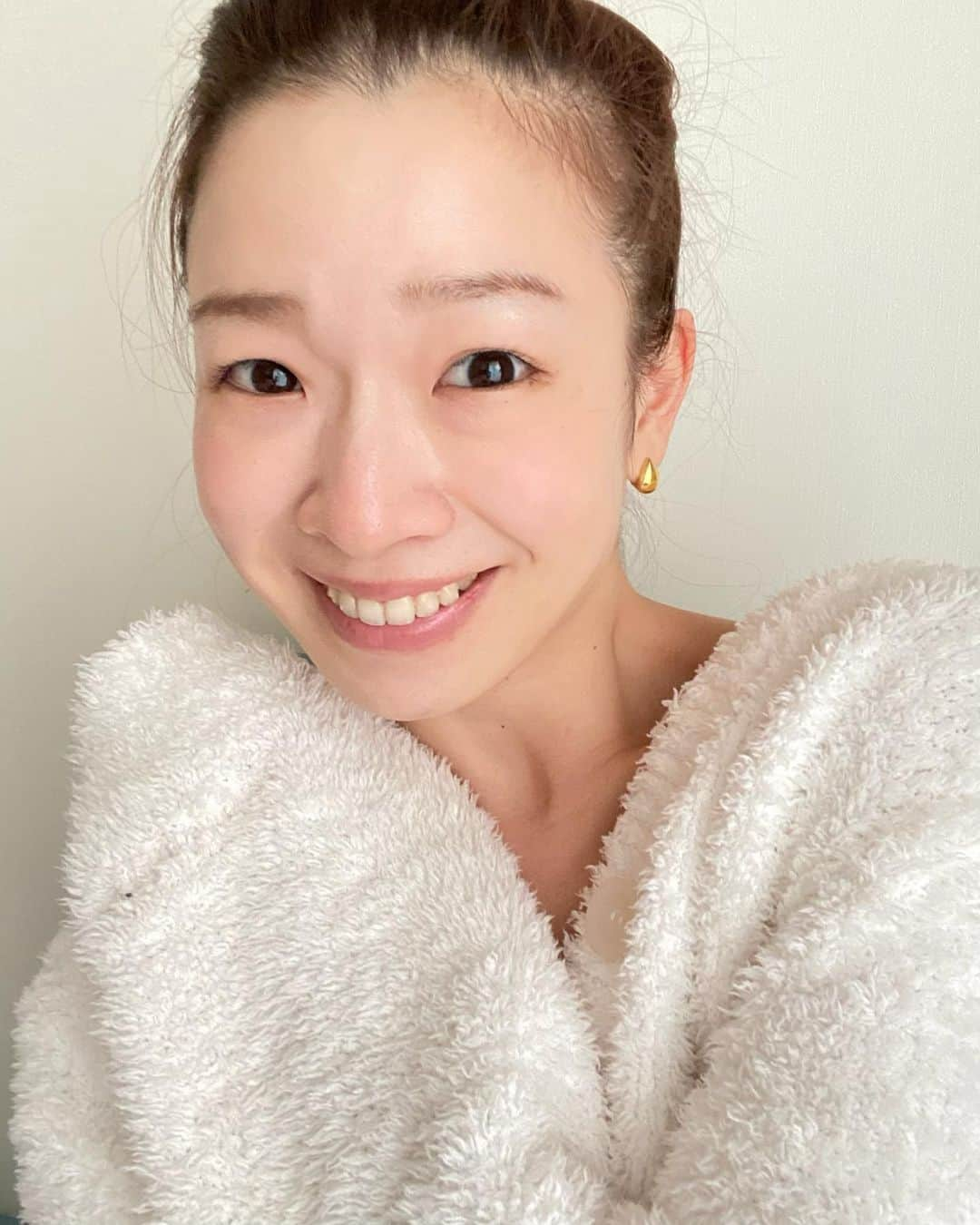 石井亜美さんのインスタグラム写真 - (石井亜美Instagram)「🥚 . 思わずすっぴんで自撮りしたくなってしまう肌に 変身させてもらったので... . 第二回！finiレビュー！！！(大声) レディスシェービングサロンfiniで ブライトアップスキンシェービングを受けてきました。 . いわば、顔のうぶ毛を剃ってもらってきたわけですが、 finiは同時にお肌の不要な角質を取ってくれるので、 もはやエステに行ってきた感覚なのよ！ (ここに行くと顔剃りの概念が変わる。) . フェイストリートメントでお肌を柔らかくしてもらってからシェービングに入り、 4種類の中から選んだパックで仕上げ。 私はハリが欲しい！と相談した結果、 コラーゲンパックにしました😊 . 終わった後は肌明るっっっ！ と自分で驚くくらいトーンアップを感じて、 ファンデーションのノリが良くなった事を実感する日々！ . シェービング後の肌におすすめだという 保湿力たっぷりの化粧水とクリームもお持ち帰り。 しっかりハンドプレスしながら夜もケアをしています。 毛のベールが無くなったので、 スキンケアの入り方も違う気がする！ とにもかくにもお肌の調子が上がりました🥚 . エステとかも色々試しているけど、 顔剃りでここまでのツルもち肌になるのは驚き。 ４週間に1回行くのがおすすめだそう！ 毛が気になってきた頃にまた行きたいと思います🤣✨ . . #フィニ #fini #シェービング #顔そり美容 #スキンケア #顔そり #PR」12月25日 14時03分 - ami_ishii_