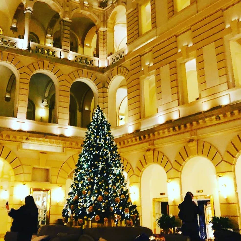 ジェフリー・バトルのインスタグラム：「Merry Christmas to all.  The tree and travel may be a bit different this year than last, but still so much to be thankful for.」