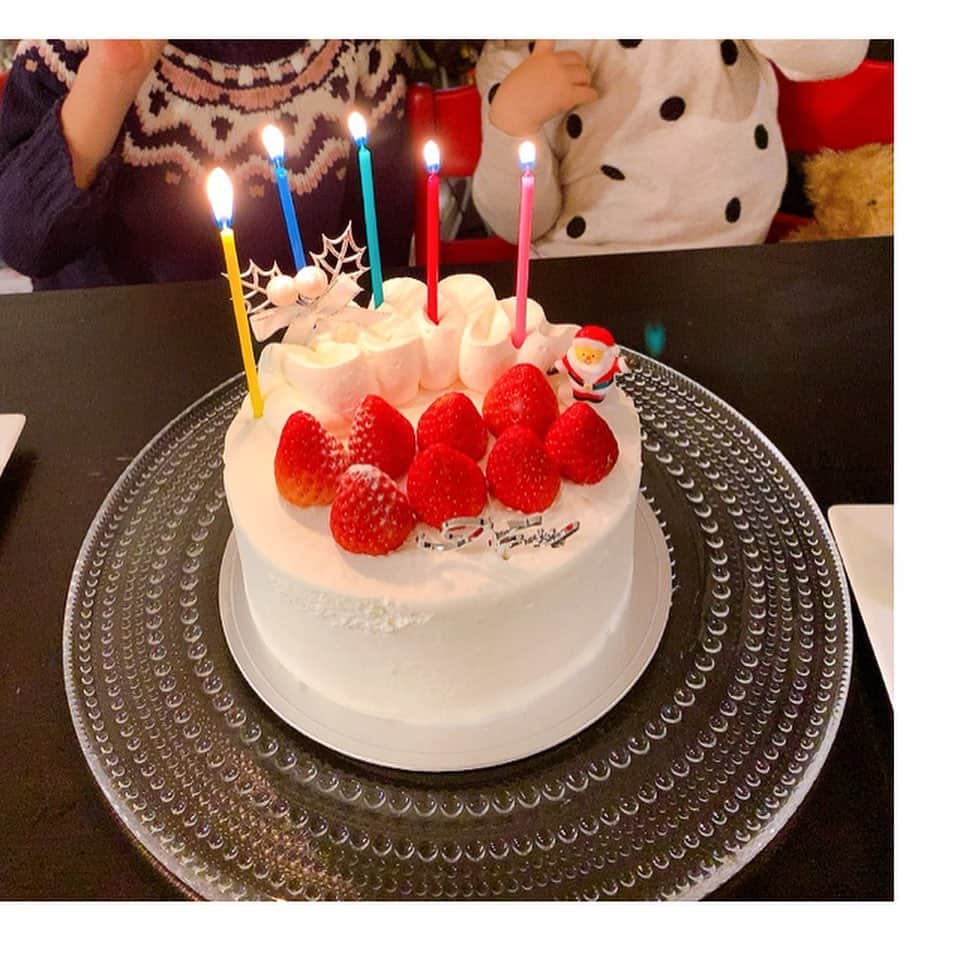 飯田圭織さんのインスタグラム写真 - (飯田圭織Instagram)「大好きなお店のケーキも🎂 お誕生日のように子供達ローソクをふぅーーーしました😆🎄✨ シャンパンで乾杯🥂2杯ですっかりいい気分でした😊🥂✨ #クリスマス #クリスマスディナー  #ケーキ #子供達大喜び #シャンパン  #ほろよい」12月25日 14時04分 - iidakaori.official