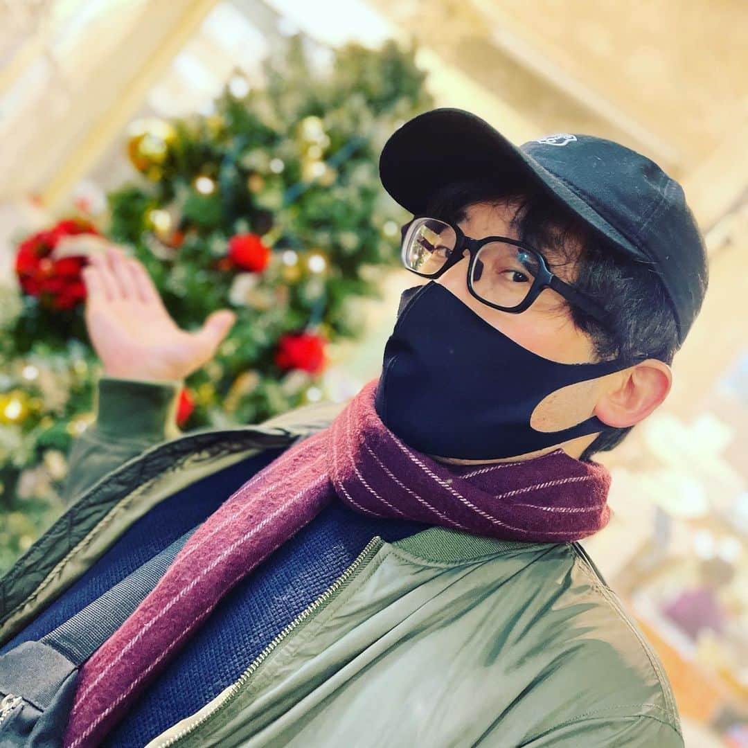 リョウマエダさんのインスタグラム写真 - (リョウマエダInstagram)「お客様でーす、聖なる日よりクリスマスツリーさんです、張り切ってどうぞ〜✋️  #クリスマス#メリクリ#クリスマスツリー#プレゼントなかった#なんで！？#SPEC#雅ちゃん#台詞」12月25日 14時06分 - itagram0807