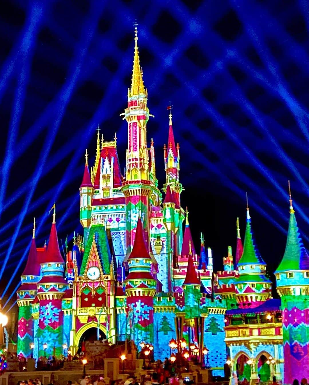 いけながあいみさんのインスタグラム写真 - (いけながあいみInstagram)「シンデレラ城は、朝も綺麗だし、夜もライトアップされててお美しかったです🏰💕✨🌈  * *  Cinderella Castle was so beautiful in both the morning and evening🏰💕✨🌈  #disneyworld #disney #disneychristmas #disneyland #disneygram #disneylove #disneyphotography #ディズニー　#ディズニー好きな人と繋がりたい #ディズニーコーデ #ディズニークリスマス #ディズニー部 #cinderellacastle #シンデレラ城 #disneymagickingdom #マジックキングダム」12月25日 14時08分 - aimicat424