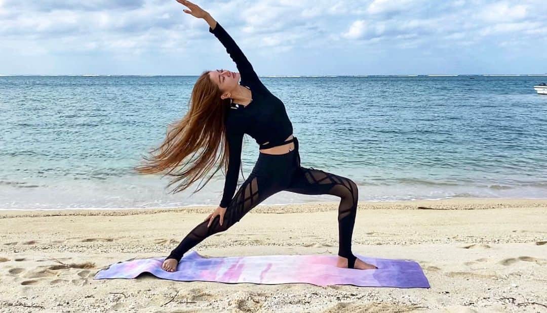 宮崎沙矢加のインスタグラム：「Merry Christmas with alots of love💗✨🌊 @cecci_japan のヨガウェア20%オフクーポン 【cecciyogasarahaudrey】🎁 可愛いヨガウェアが沢山🧘‍♀️是非checkしてみて下さい  . . . #yoga #meditation #yogainstructor #okinawa #yogalife #alo #aloyoga #alomoves #beachyoga #workout #arahabeach #yogateacher #yogalove #yogainspiration #yogawear #ヨガ　#ヨガインストラクター　#沖縄　#沖縄ヨガインストラクター」