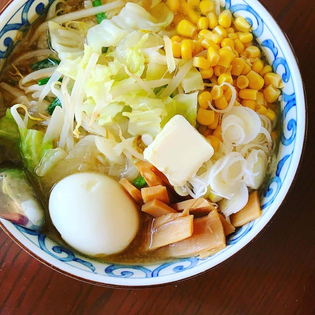 志摩有子さんのインスタグラム写真 - (志摩有子Instagram)「Merry Christmas🎄🎁❤️💚 お昼は麺より野菜多めの味噌ラーメン。 キャベツ、モヤシ、ニラ、玉ねぎ、コーン。 野菜を炒めてからお湯を注いでスープの素を溶かし入れて、茹で上がった麺にたっぷりと。仕上げにバター、味変に島唐辛子。 麺はもちろん邦栄堂製麺。  #味噌ラーメン #味噌バターコーン  #邦栄堂製麺 @houeidou.noodle.factory」12月25日 14時08分 - ariko418