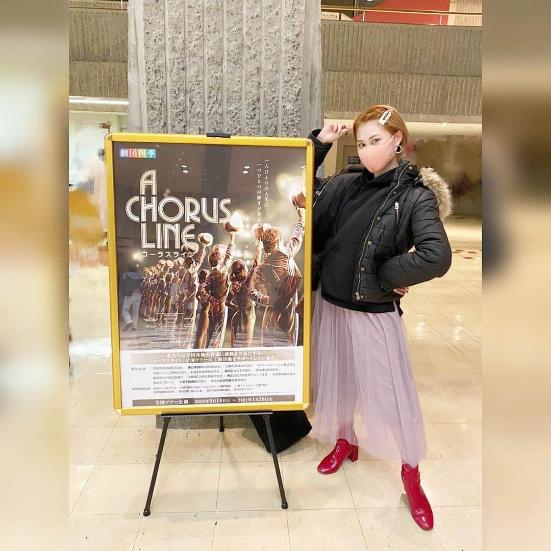 中村里彩のインスタグラム：「* * 2020/12/24(Thu) 劇団四季「コーラスライン」 * * 映画も大好きな作品で、最高🎩🤍 . 心に響く言葉がたくさんあったり 帰り道の電車では色々と考えながら帰りました。 ワンもジャズコンもせっかく覚えたから ちゃんと踊れるようになろうっと💪🏻🔥」