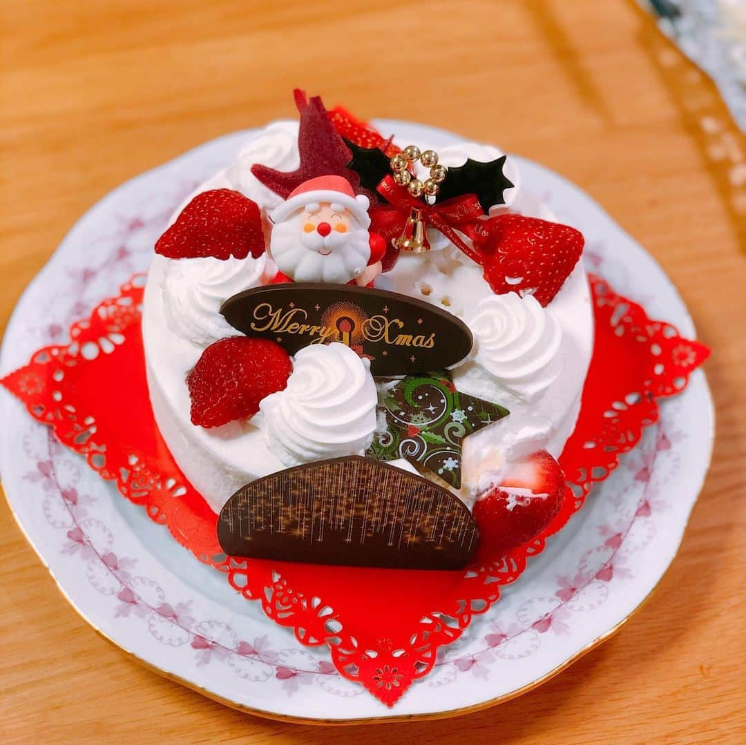 長富彩さんのインスタグラム写真 - (長富彩Instagram)「メリークリスマス😍🎅🧑‍🎄🎄我が家はイヴにパーティーでした。幼児も食べられる味付けでビーフシチュー、 ポテサラ、あとは、大人は骨つきチキンのオレンジソース、鯛の昆布締め、牛のタタキという和洋なディナーを作りました😋 ケーキは、エルベランのもの。美味しかった🥰 昨晩はママパパからのプレゼント、今朝はサンタさんや家族からのプレゼントをもらいました。 羨ましい🥺 ハロウィンの時もまだほんの少し理解ができない感じだったのに昨日はしっかりパーティーを理解して楽しんでいた感じがあり、子供の成長の速さに驚きます。 #クリスマス　#ディナー　#あやめし」12月25日 14時18分 - nagatomiaya