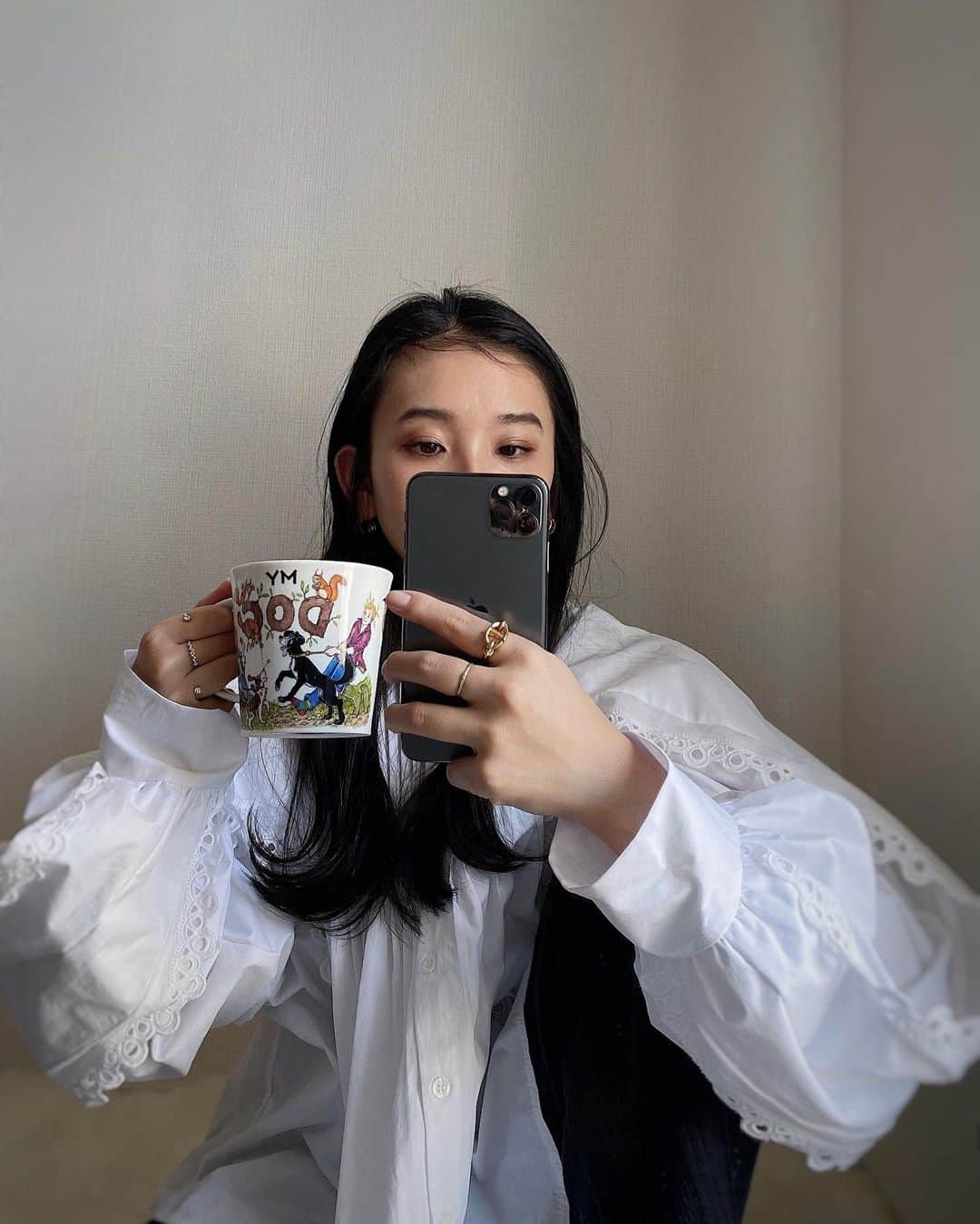 のインスタグラム：「Merry Christmas🎄  クリスマスの今日は日差しが差し込んでて気持ちよかった〜♡ 午前中はゆっくりだったので毎度お馴染みのチャコールコーヒーを☕️  炭とコーヒーのパウダーだから水にも溶けるし、ホットコーヒーでもどちらでもささっと作れるよん！味は香ばしい感じかな？♡  クレンズ効果でスッキリするからほんとにいい😉好きすぎて何袋目？という感じです。  マッコリ由来の乳酸菌やビタミンD、MCTオイルも入っているよん！  ﻿ ﻿  ﻿ ﻿  #C_COFFEE#c_coffee#デトックス#コーヒー習慣#おうちカフェ#cコーヒー #チャコールクレンズ#チャコールコーヒー #おうち時間#シーコーヒー#ダイエットコーヒー#PR @c_coffee_official」