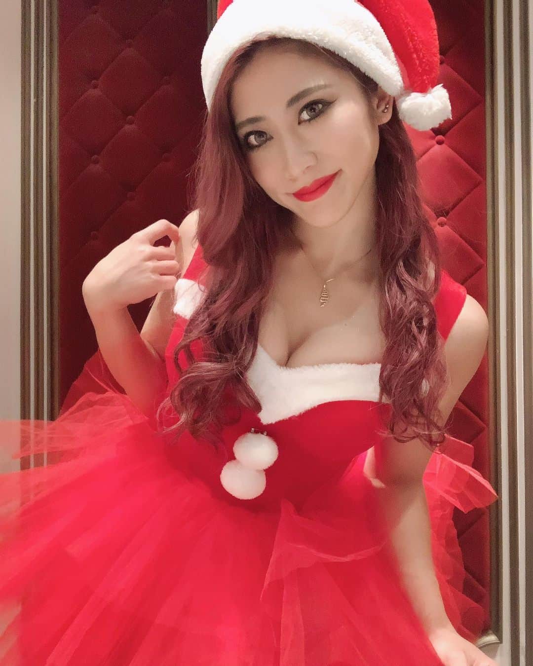Kumiのインスタグラム：「. 皆さんどんな Christmasを お過ごしですか？？✨✨ . ワタシはこれから クリスマスパーティするよ💝🍷 . 買い出し行ってこなきゃ！！ . . . #クリスマスパーティー #クリスマス　# Christmas #サンタコス #サンタクロース　#バーレスク東京」